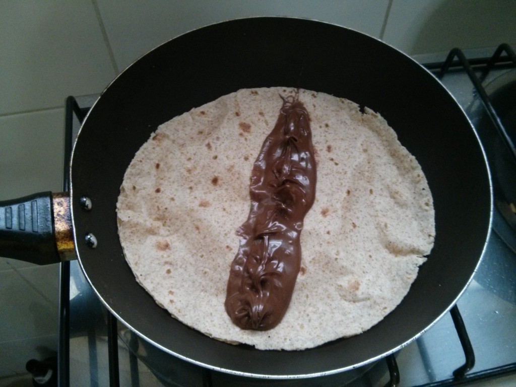 Espalhe o creme de avelã no meio do rap