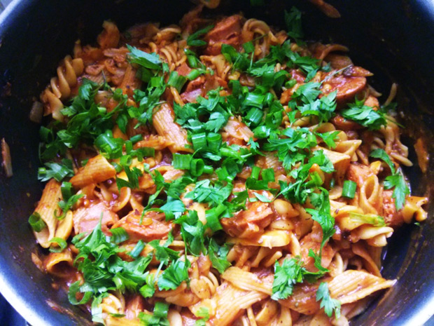 Macarrão decorado com salsa